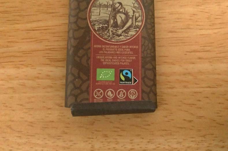 国際フェアトレード認証ラベルとEUオーガニック認証マークがついたチョコレートソールのパッケージ写真