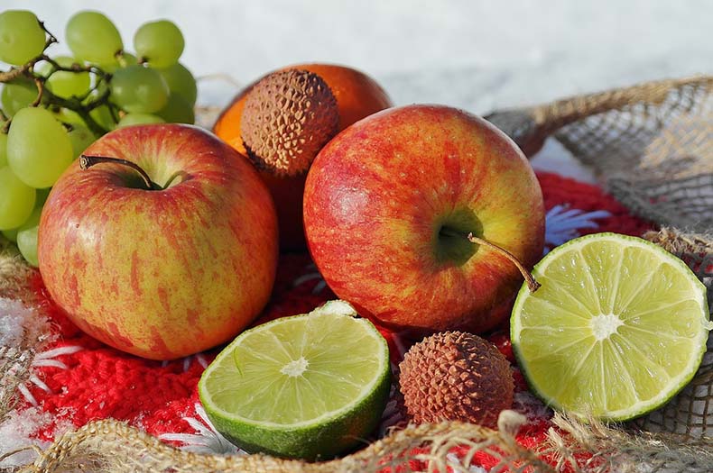 りんごなどの果物の写真