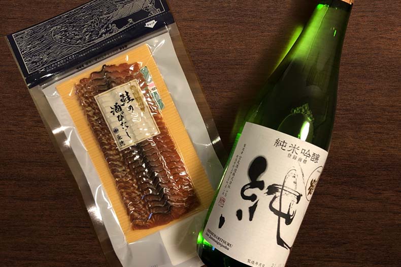 鮭の酒びたしと日本酒の写真