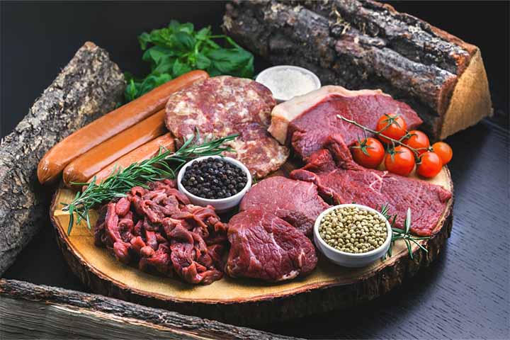 脂質やたんぱく質を多く含む肉類の写真