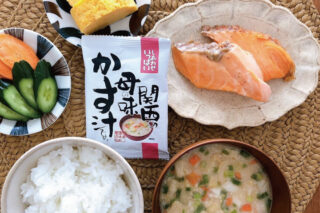 関西の母の味かす汁と食卓の写真