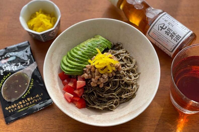 ジャンキーそうでヘルシーな汁なし温そうめんの写真