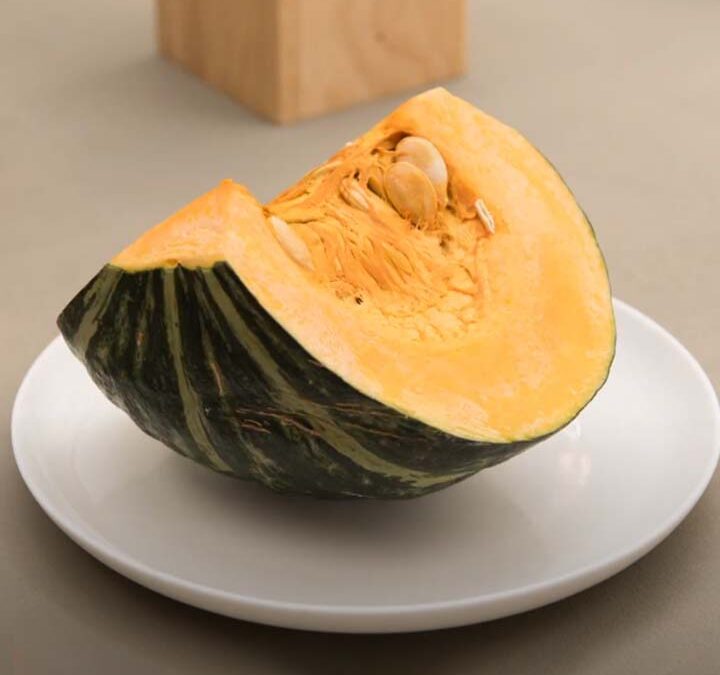 お皿に乗ったかぼちゃの写真