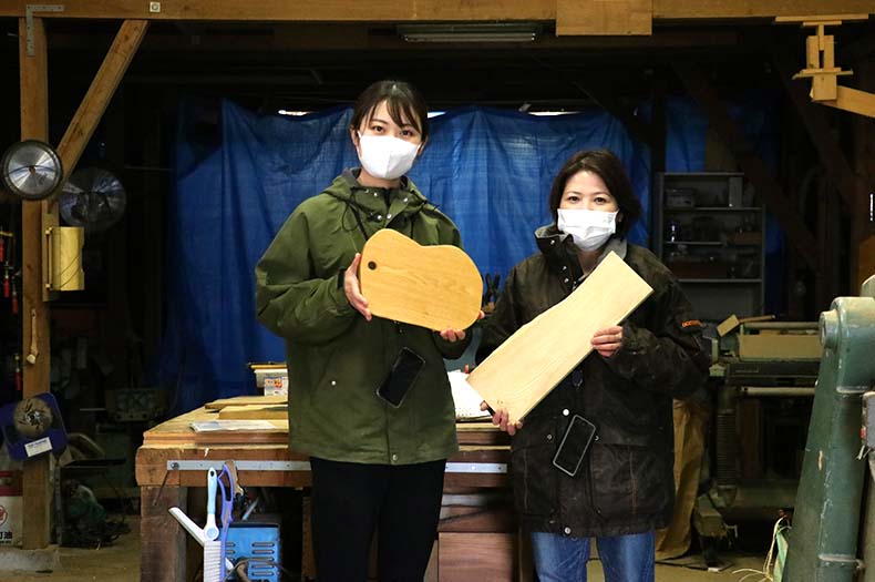 完成したカッティングボードと石田さんとコスモススタッフの写真