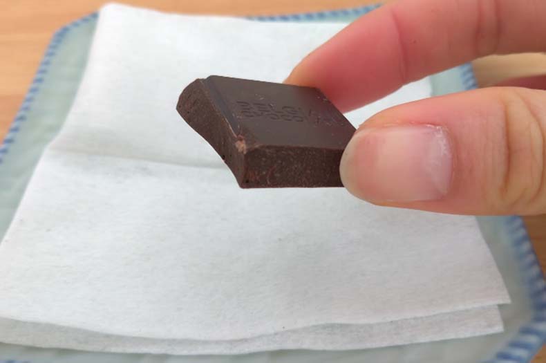チョコレートフロムヘブンのチョコレートを手でつまみ上げている写真