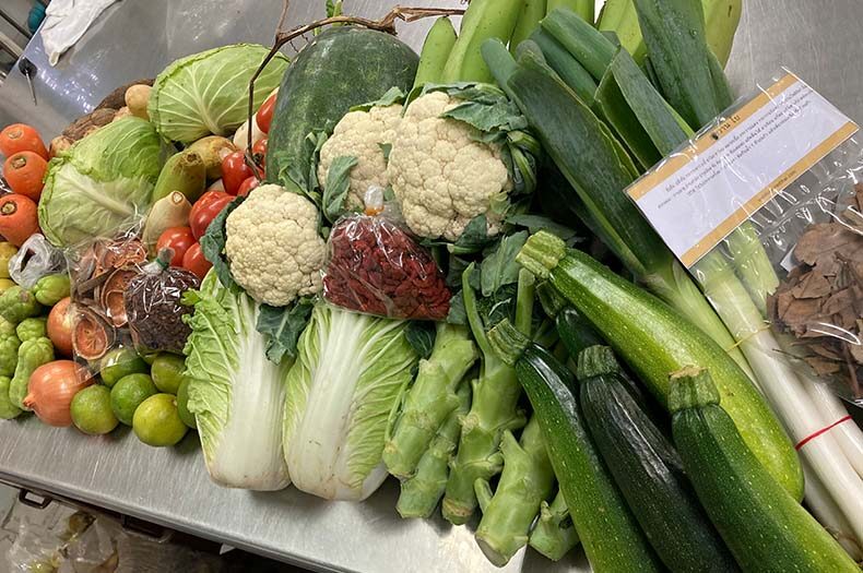 タイの市場で買い付けた野菜の写真
