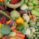 みずみずしい野菜と果物の写真