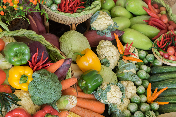 みずみずしい野菜と果物の写真