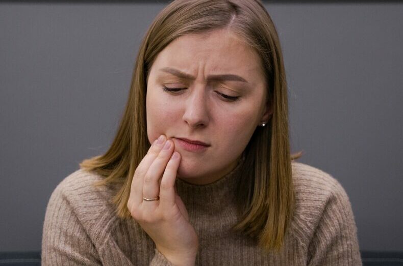 虫歯を痛がる女性の写真