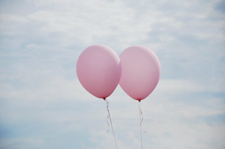 ピンク色の風船の写真