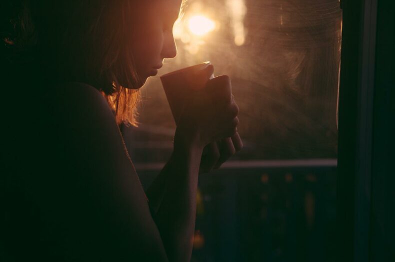 お茶を飲んでいる女性の写真