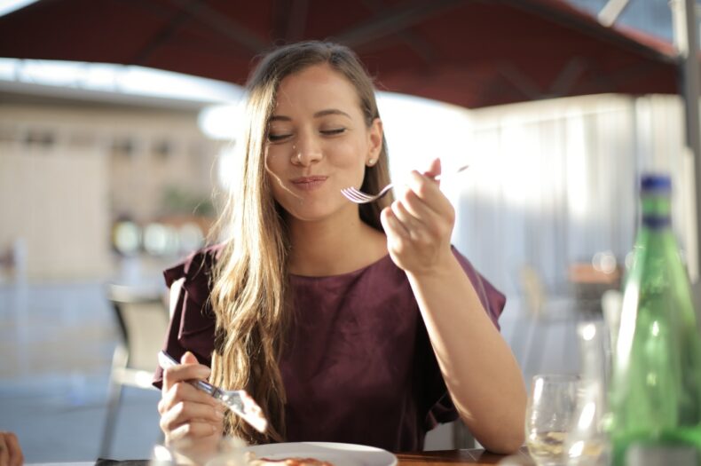 食事をする女性の写真