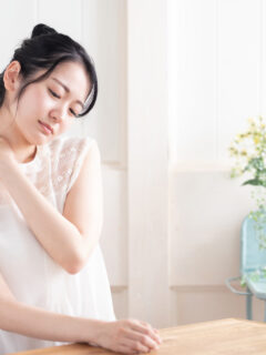 夏バテに悩む女性の写真