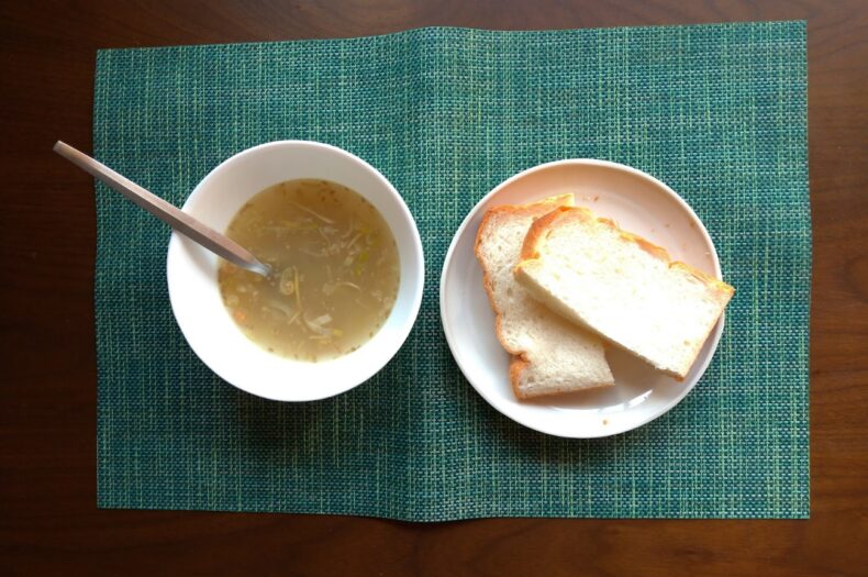 生姜スープと食パンの写真
