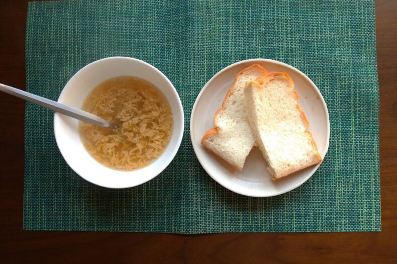 たまごスープと食パンの写真