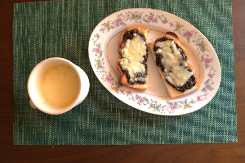 「のりスープ」＋「鮭フレーク」×「食パン」でおにぎり風パンの写真
