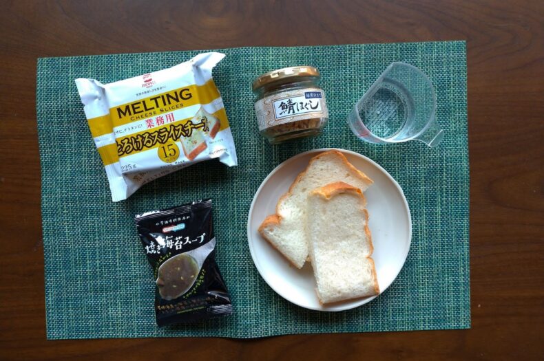 「のりスープ」＋「鮭フレーク」×「食パン」でおにぎり風パンの材料の写真
