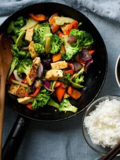 手作りの料理が並ぶ食卓の写真