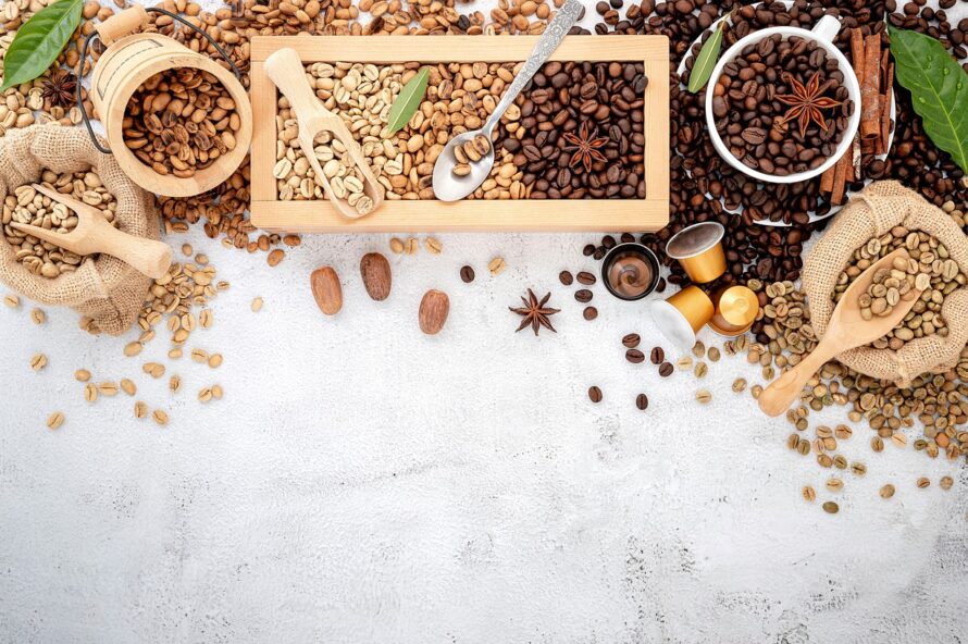 テーブルに並ぶいろいろな種類のコーヒー豆の写真