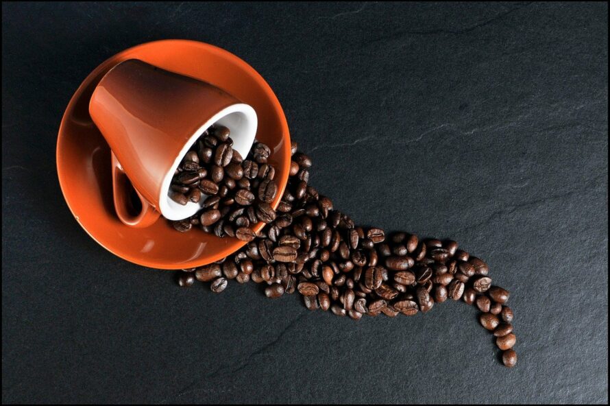 コーヒカップとコーヒー豆の写真