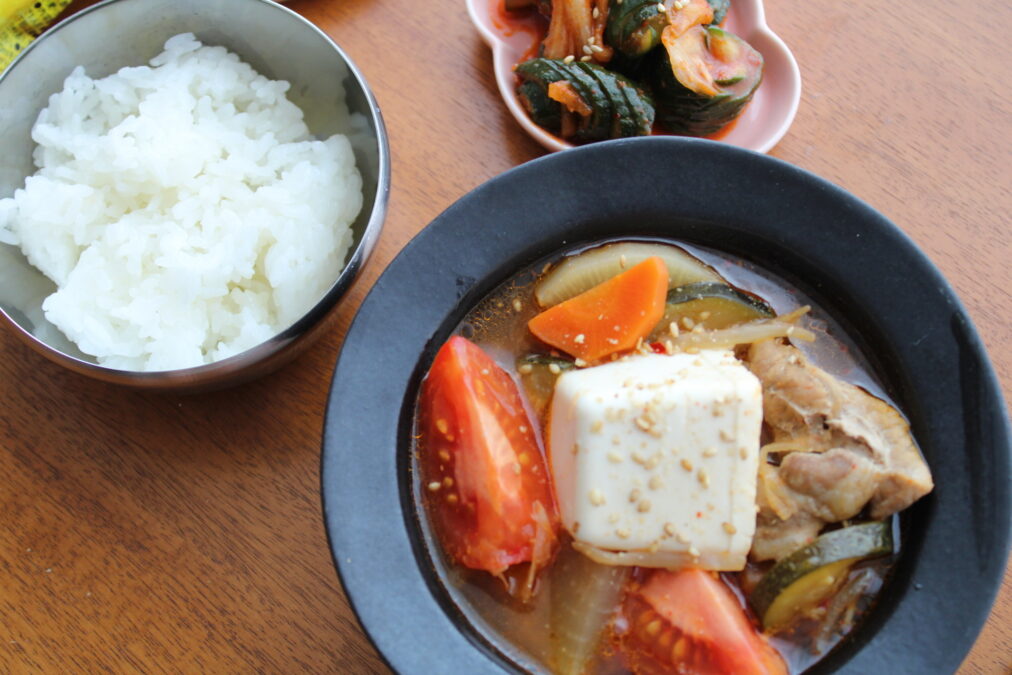 野菜マシマシで！夏野菜とAWATAMAの味噌キムチチゲの写真