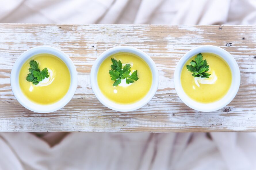 黄色いスープが三つ並んだ写真