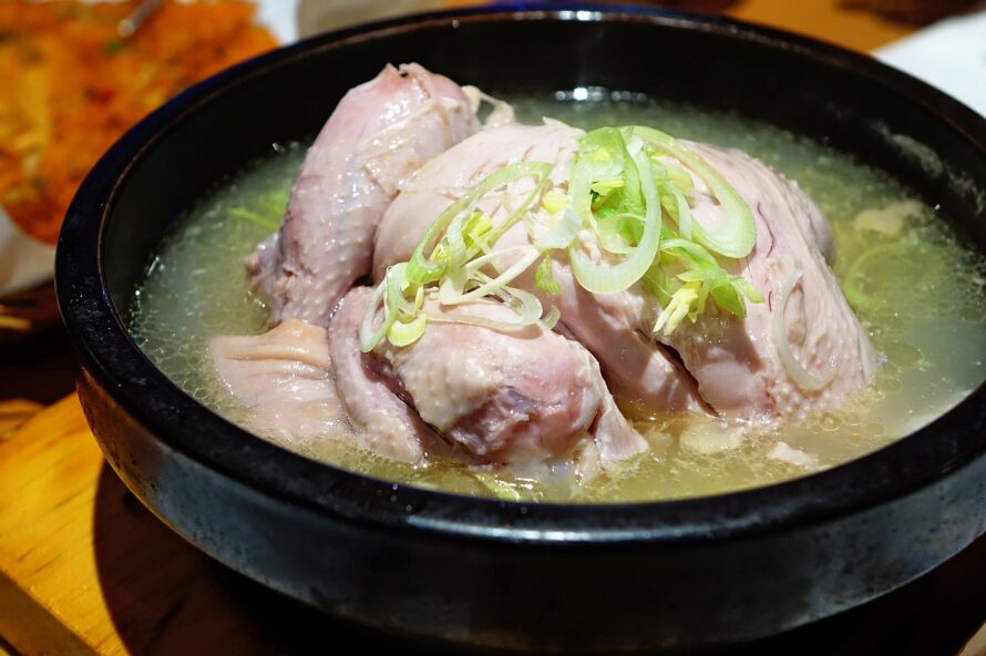 参鶏湯(サムゲタン)の写真
