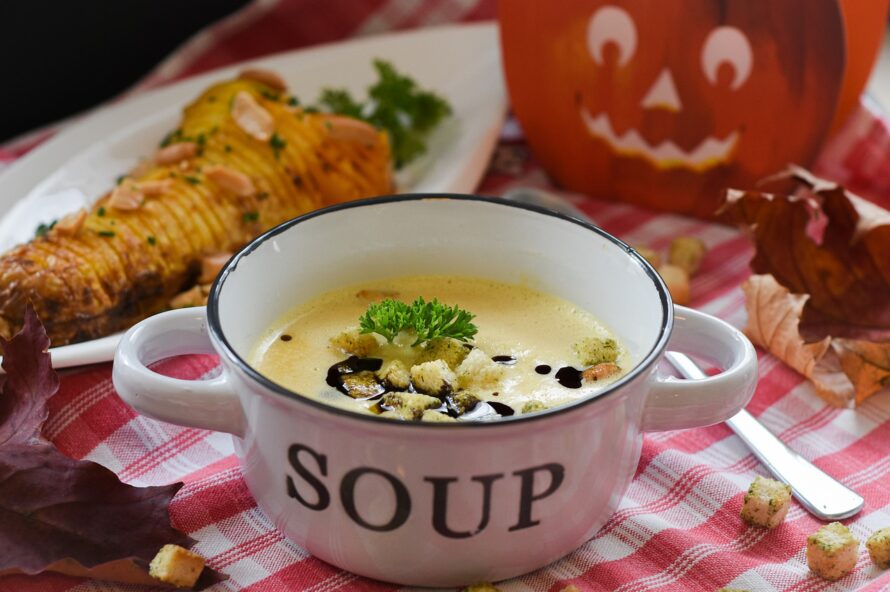 食卓とスープの写真