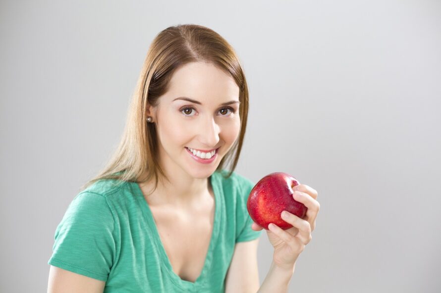 りんごを持っている女性の写真